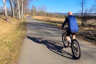 Mýtus českých silnic: Cyklisté mohou jet vedle sebe kdykoliv? Zákon říká něco jiného